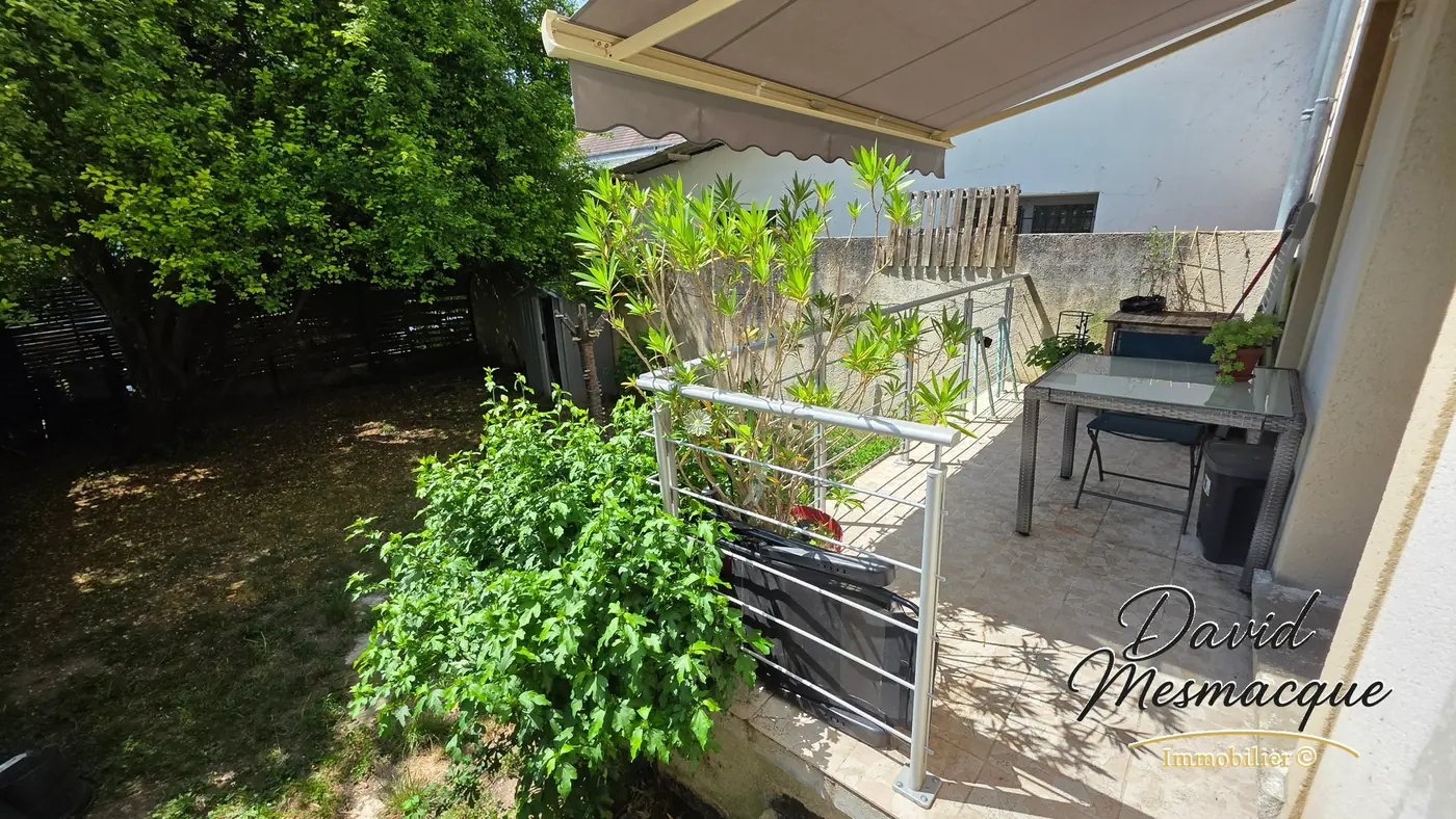 Terrasse abritée et jardin boisé du T2 à Meulan-en-Yvelines