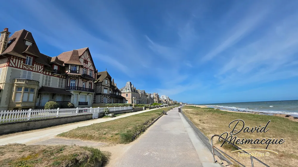 Vue du front de mer d'Hermanville-sur-Mer, digue et villas balnéaires au lever du soleil